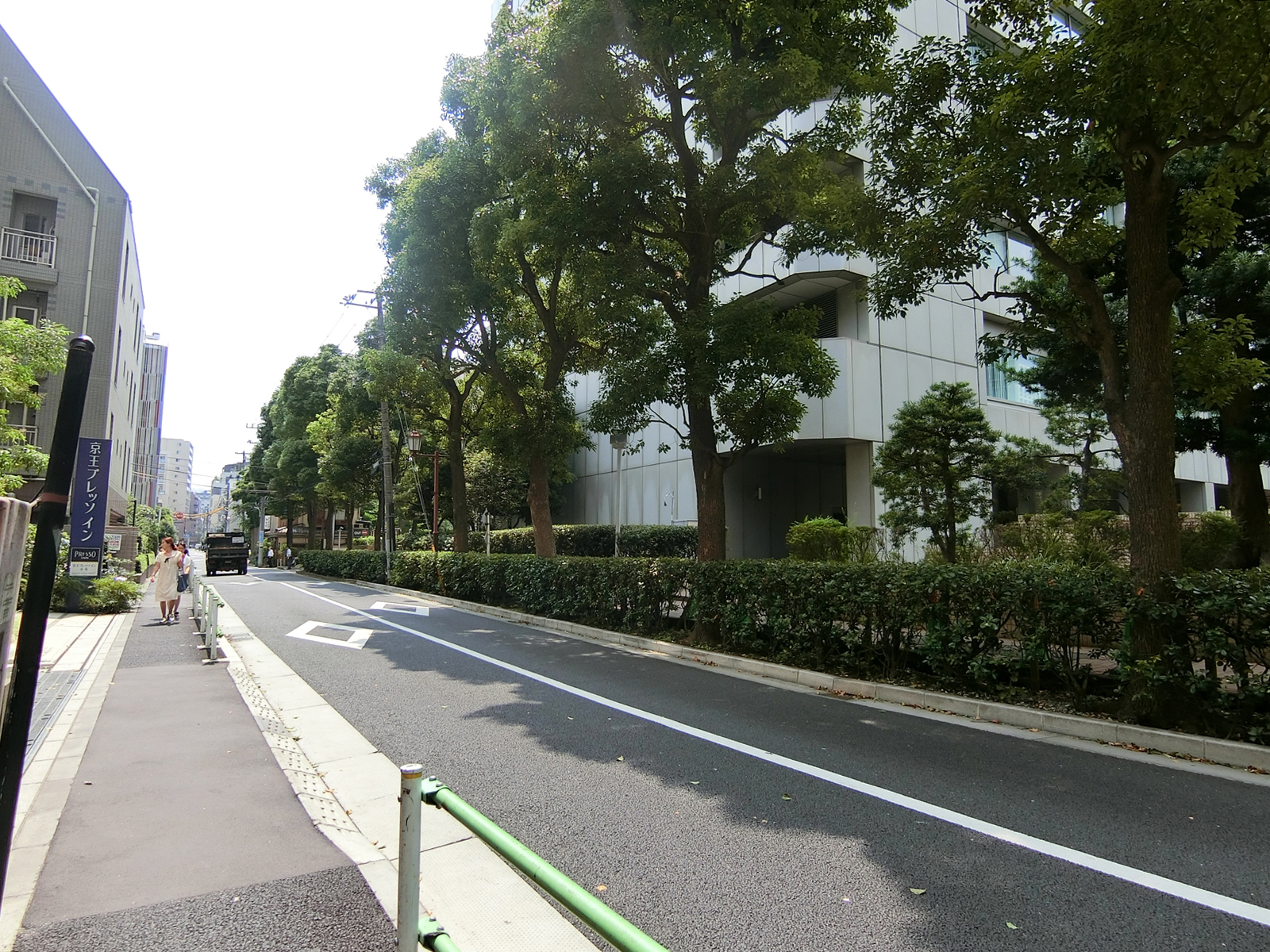 レオ赤坂前面の通り
