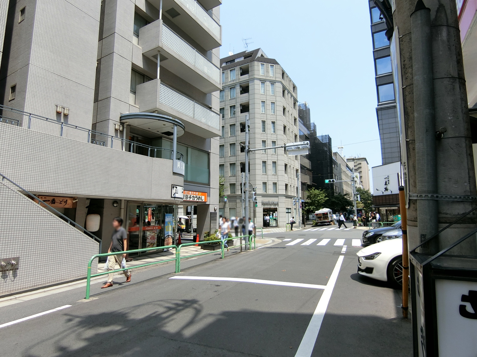 第二多七ビル前面の通り