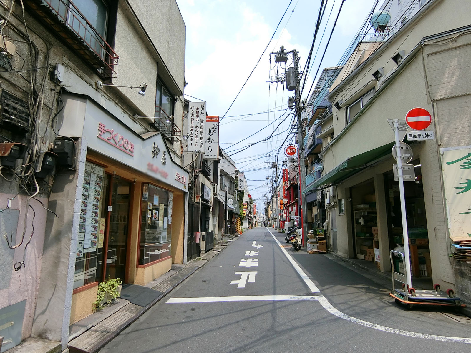 周囲は飲食店が豊富