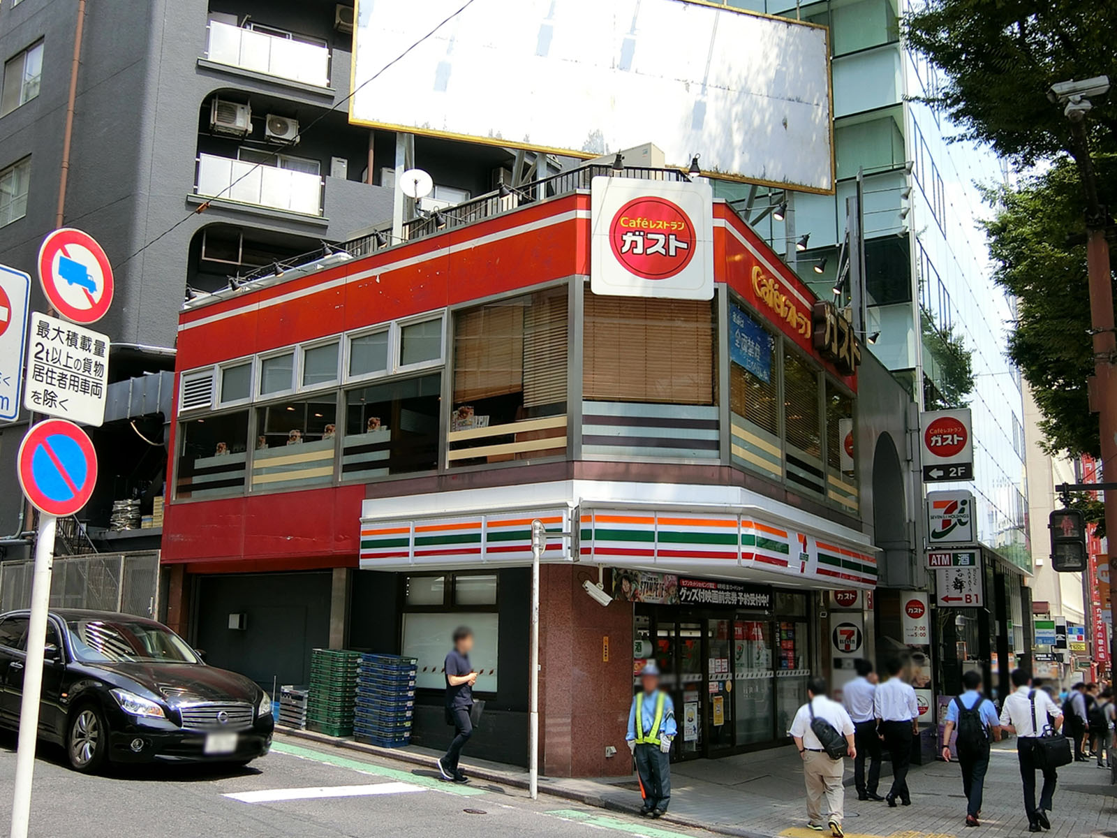 徒歩1分のガストとセブンイレブン