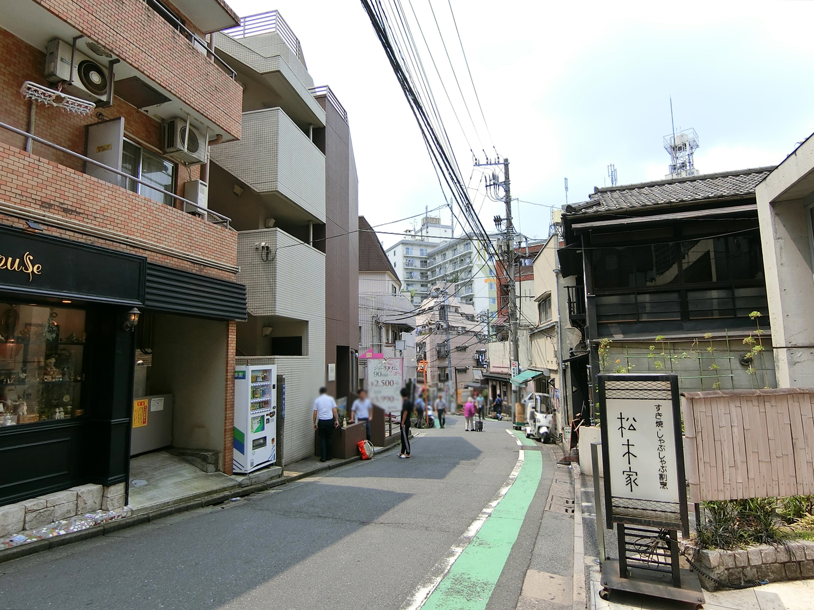 松木家ビル前面の裏渋谷通り