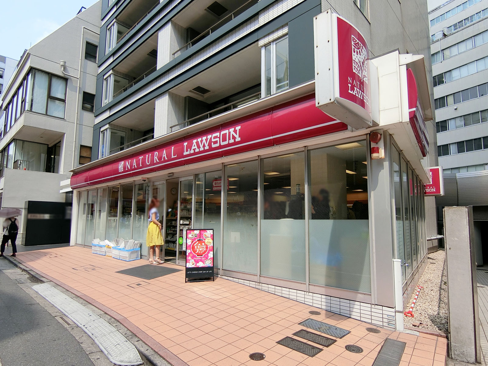 徒歩1分のナチュラルローソン