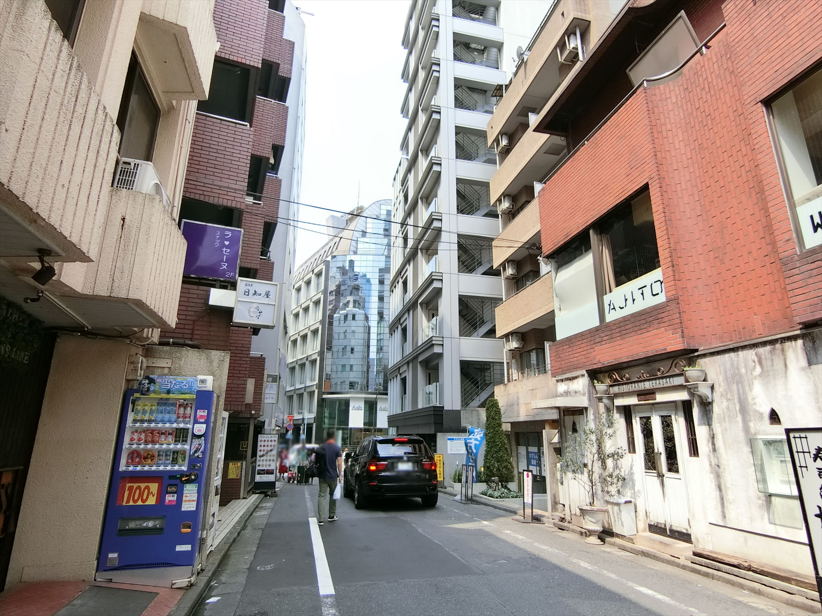 周囲は飲食店が豊富
