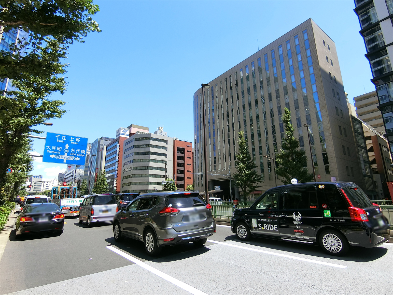 昭和通り沿いに立地