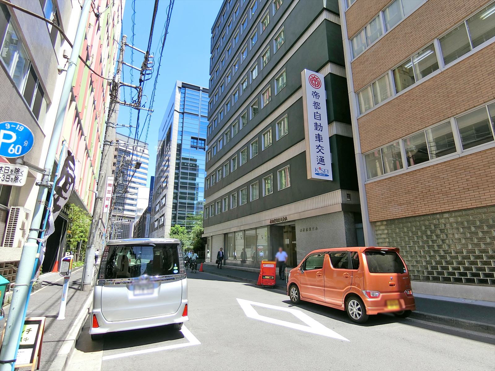 周辺はオフィスや店舗が多いエリア