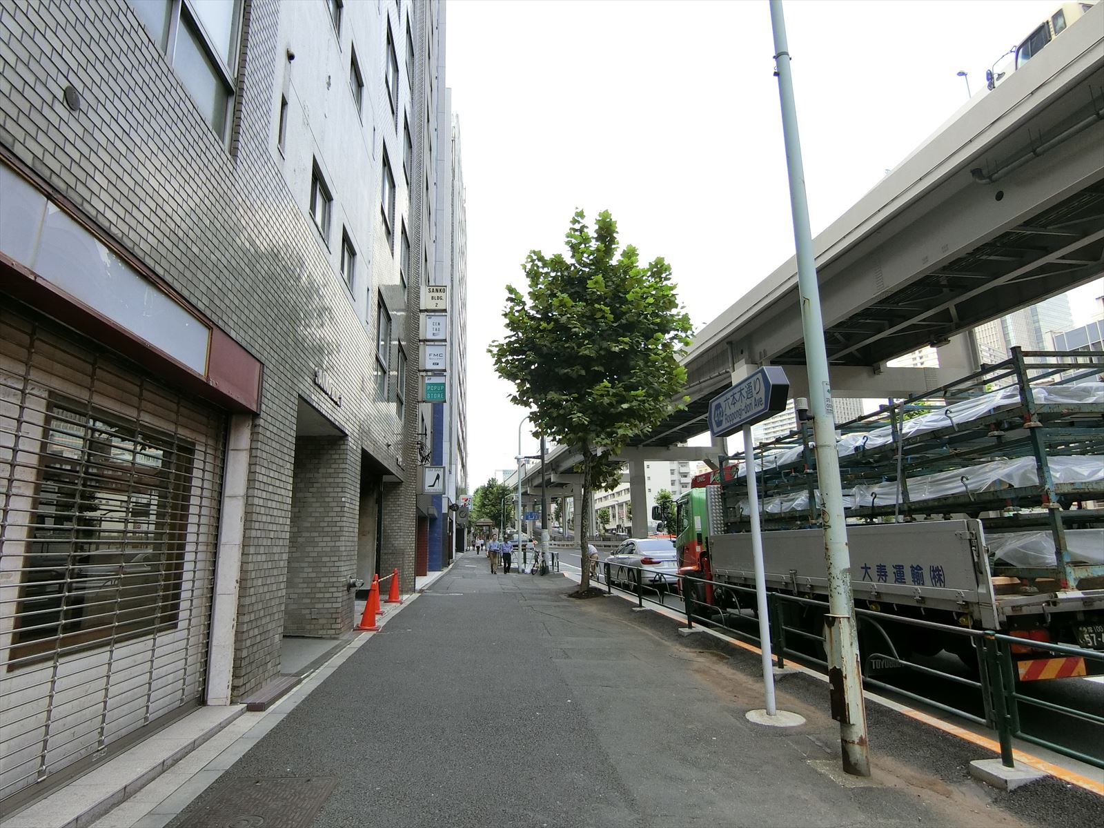 roppongiΣX前面の六本木通り