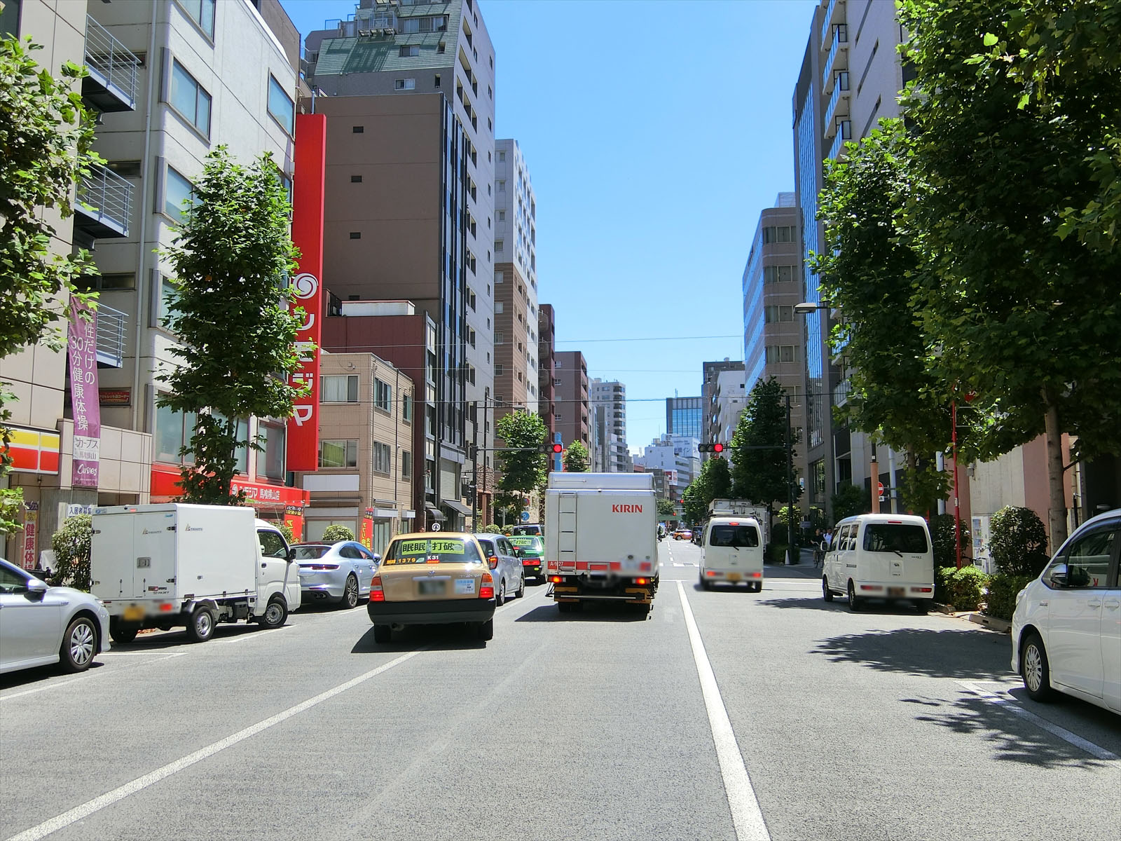 大建ビル前面の清洲橋通り