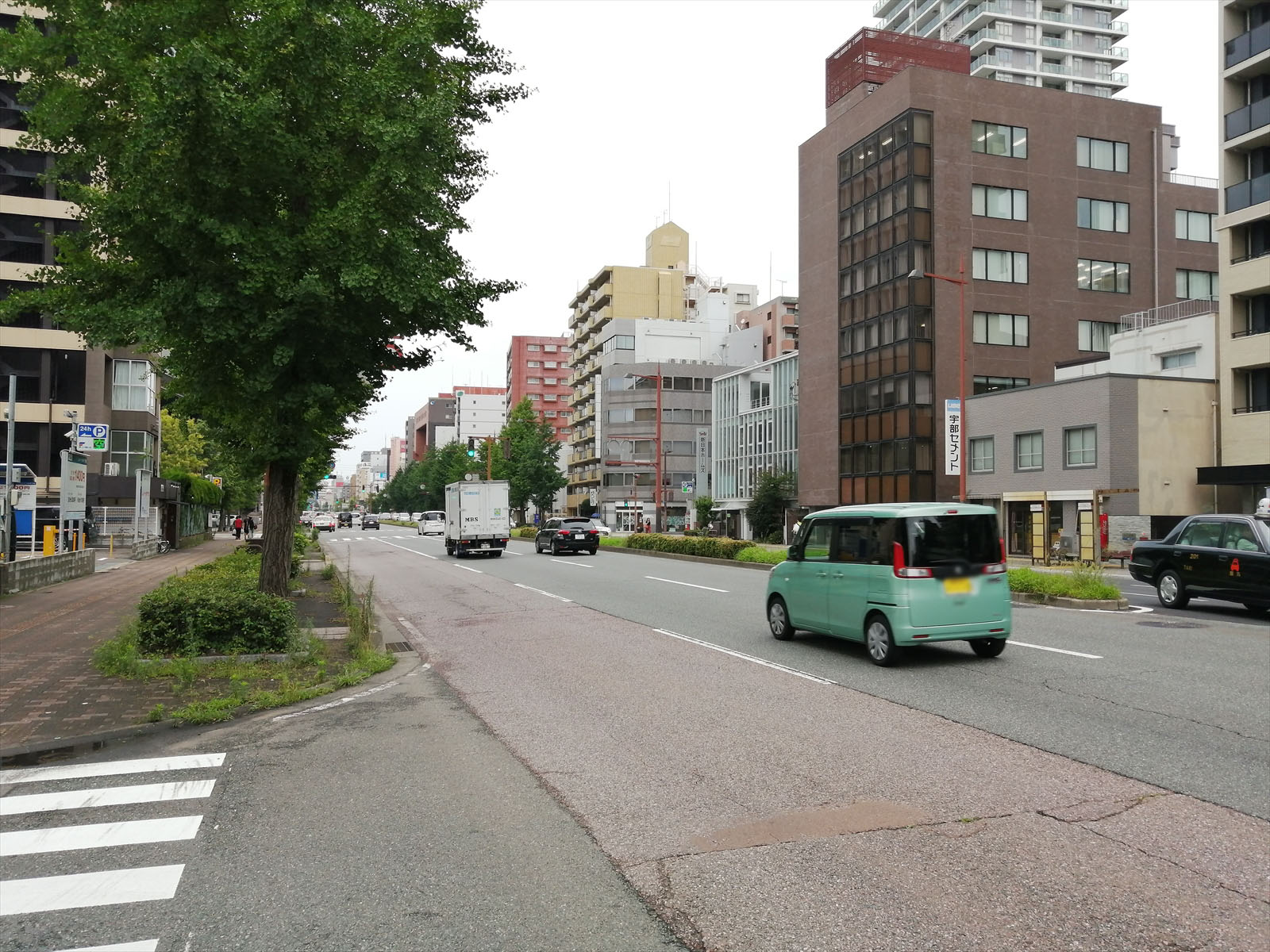 KNアビデ前面の通り