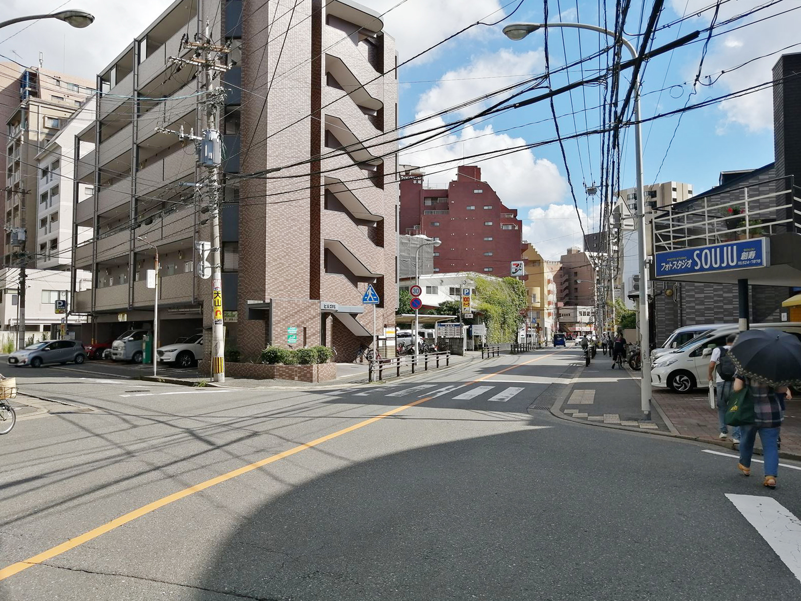 世界文化ビル前面の通り