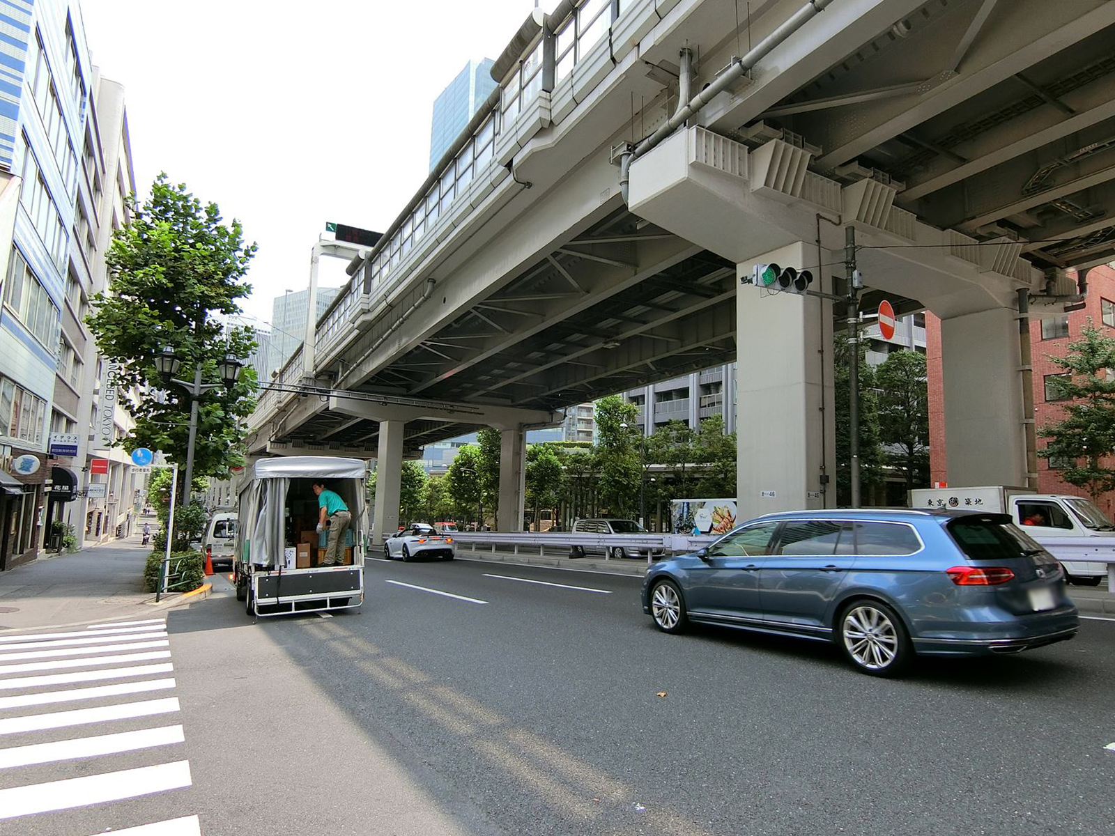 サンケイビル前面の六本木通り