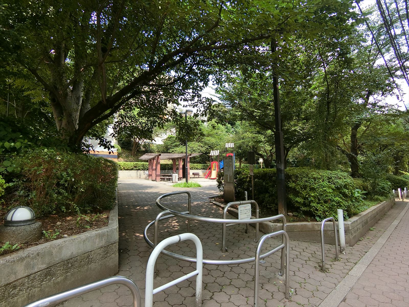 向かいにある三河台公園