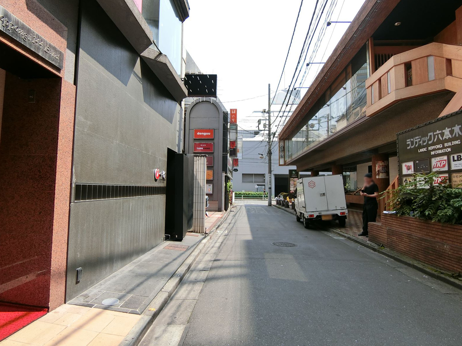 佐々木ビル前面の通り