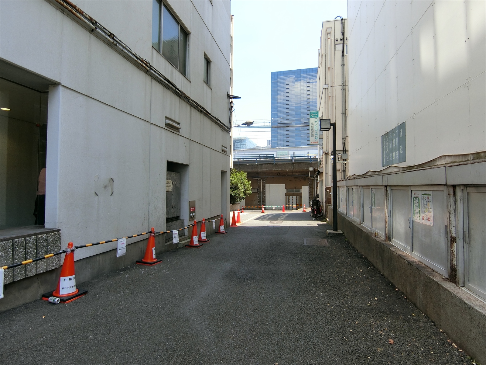 関ビル前面の通り