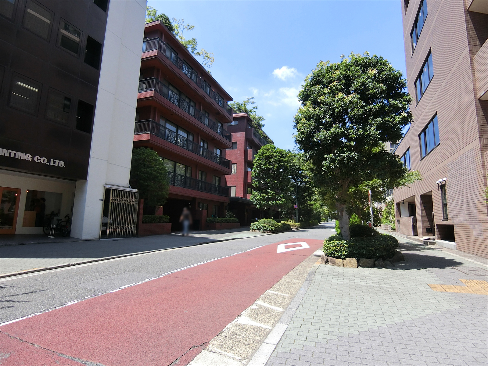 オフィスビル前面の通り