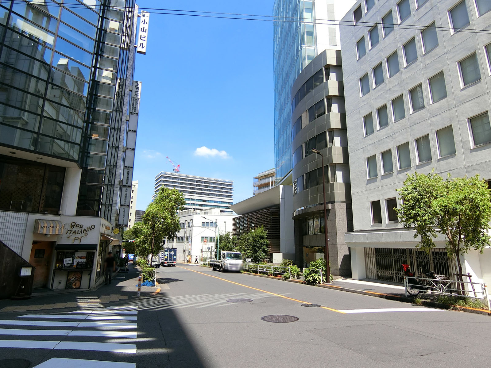 第一小山ビル前面の美竹通り