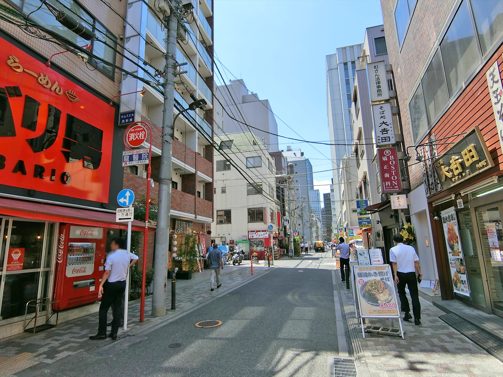 周辺は店舗が多いエリア