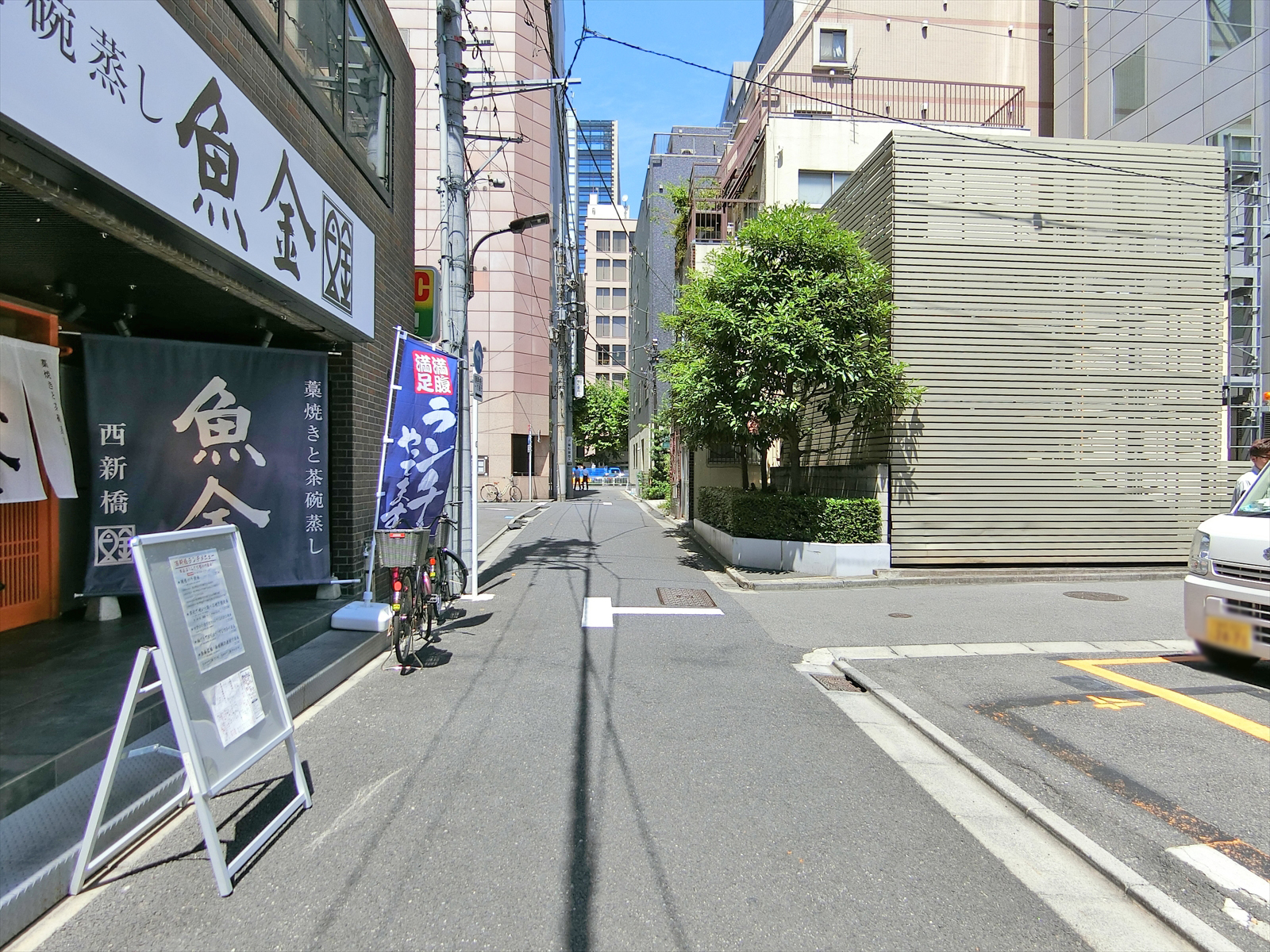 南佐久間町ビル前面の通り