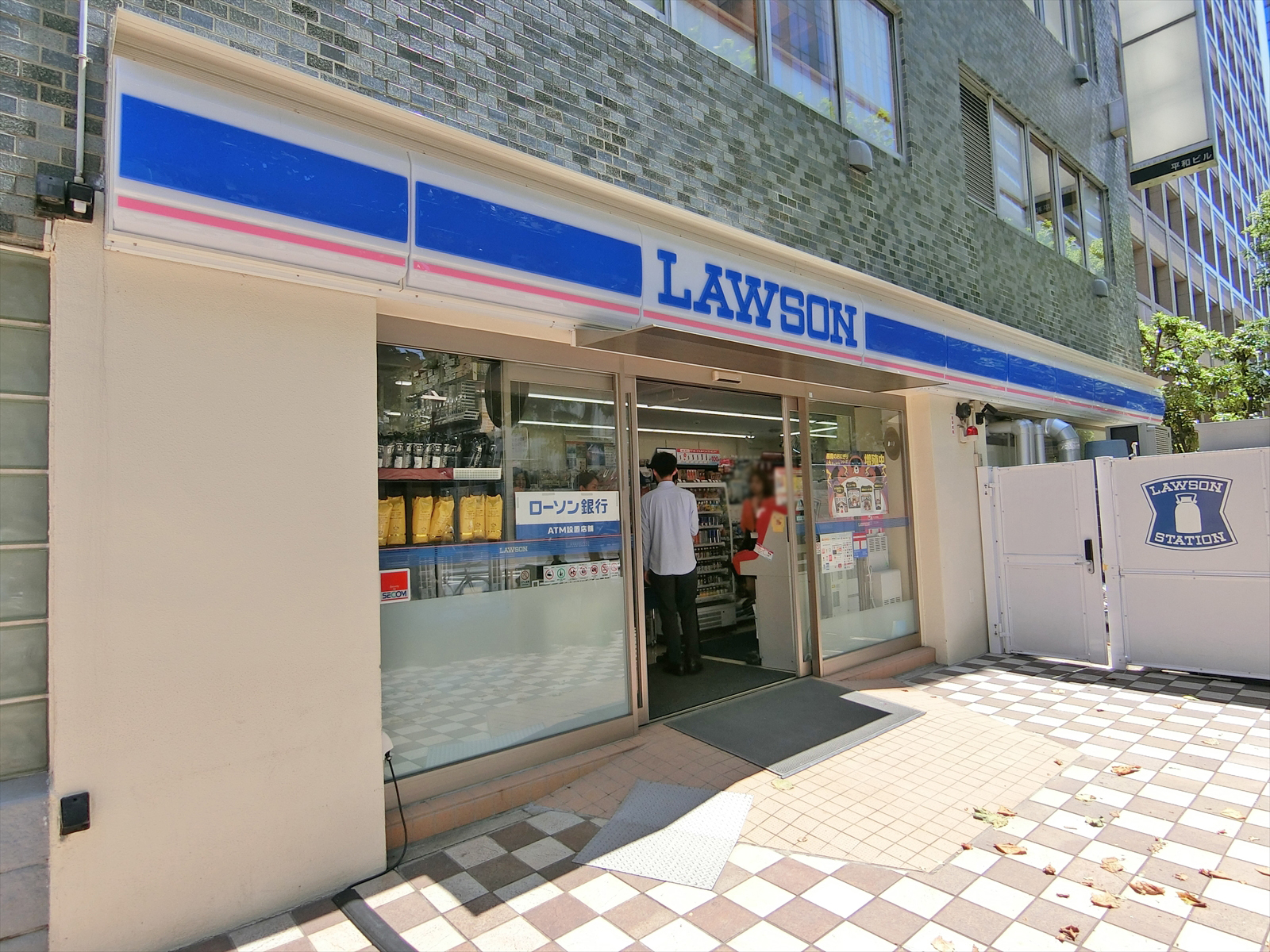徒歩1分のローソン西新橋愛宕下通店