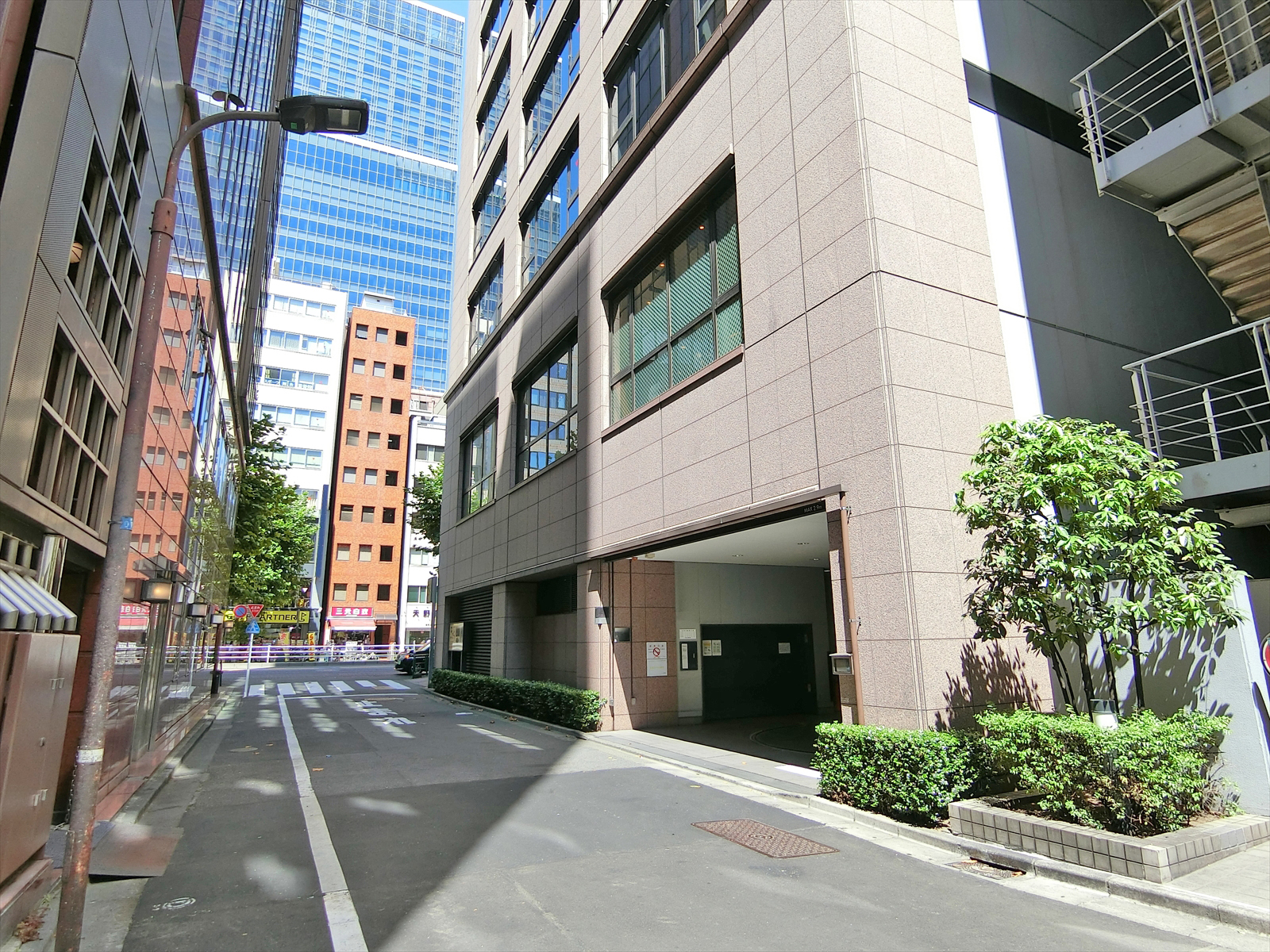 周辺はオフィスや店舗が多いエリア