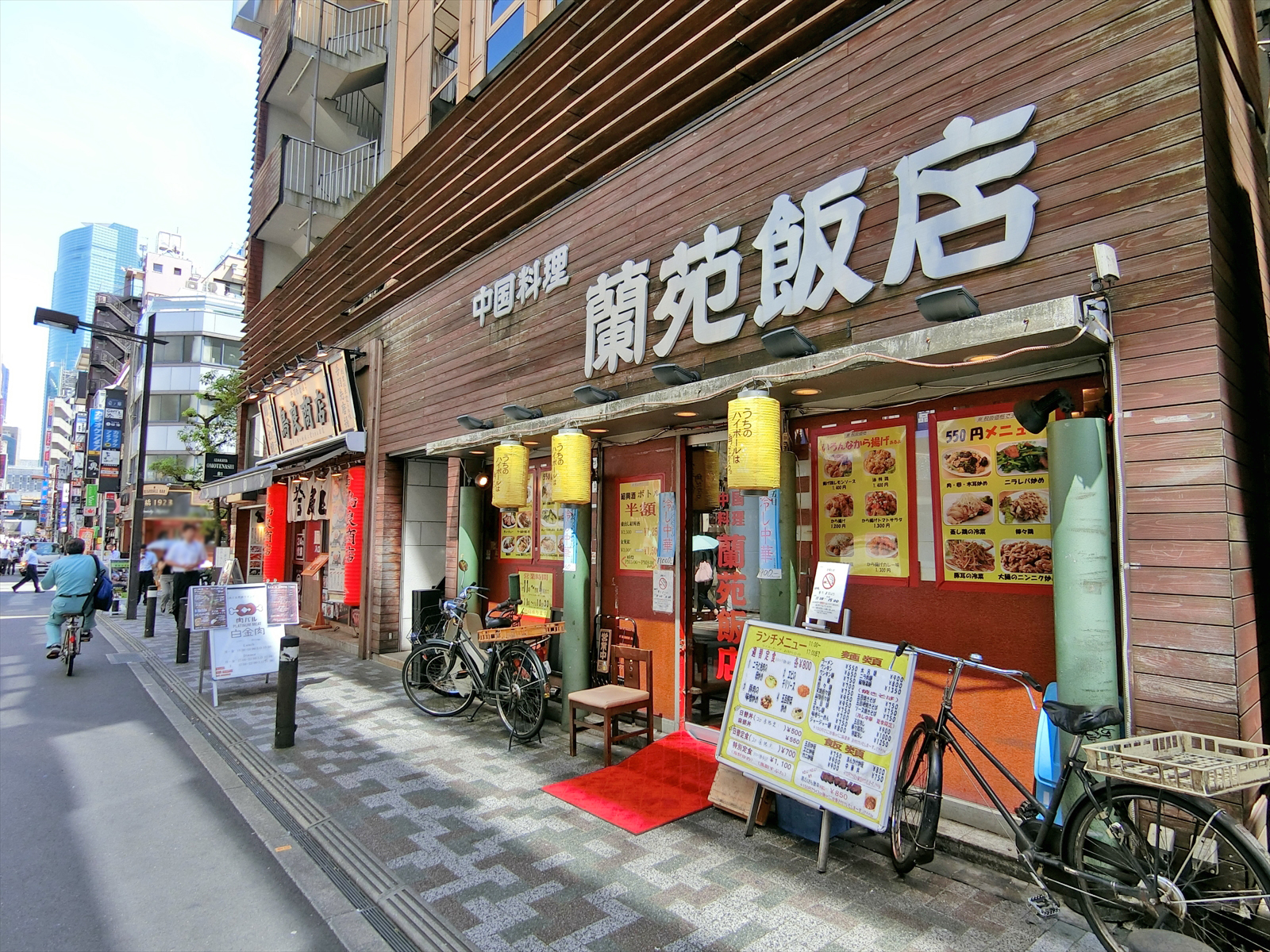 付近には飲食店が充実