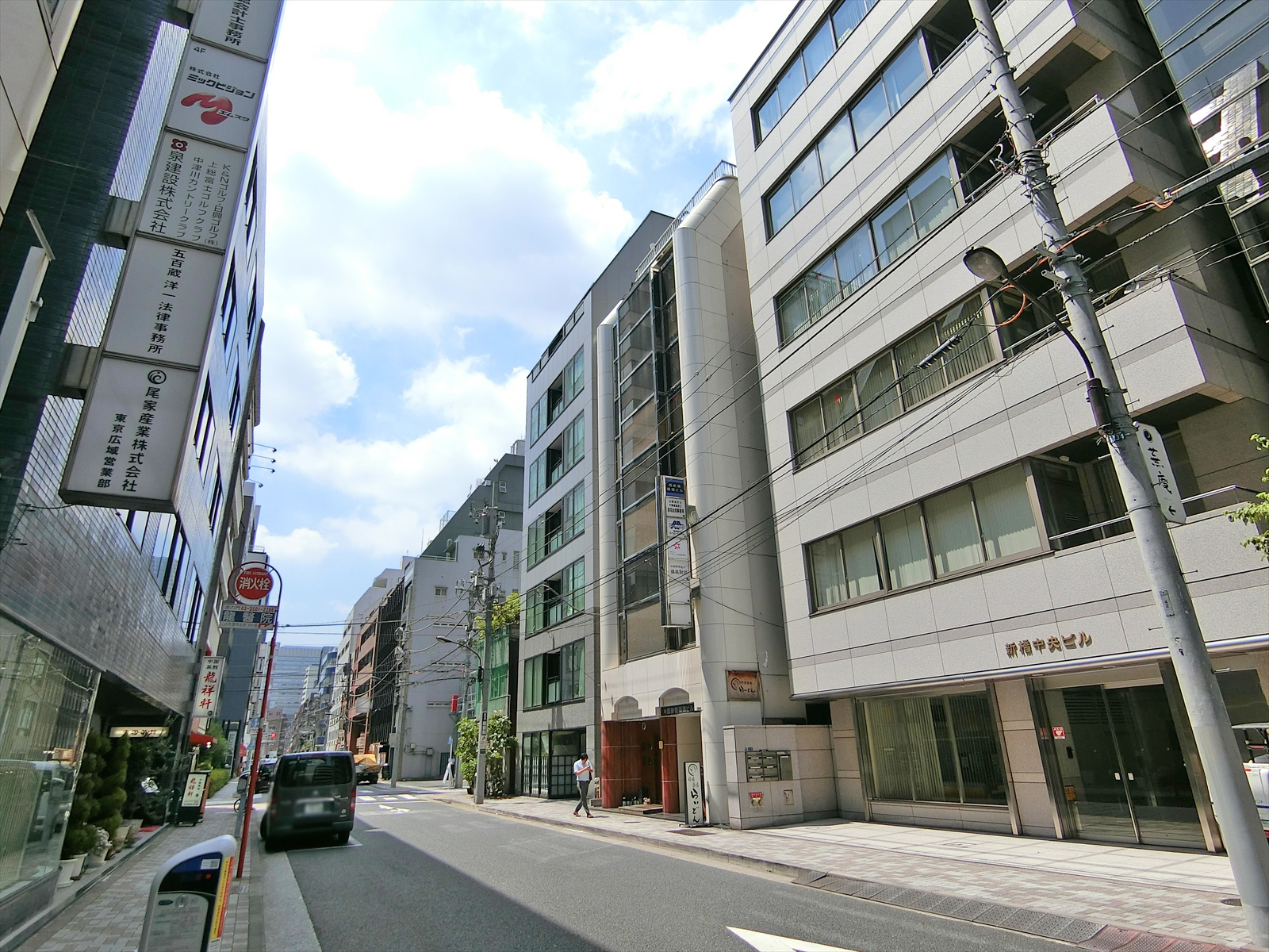 周辺はオフィスや店舗が多いエリア