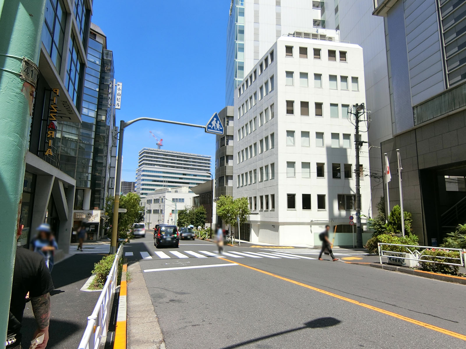 志水ビル前面の美竹通り