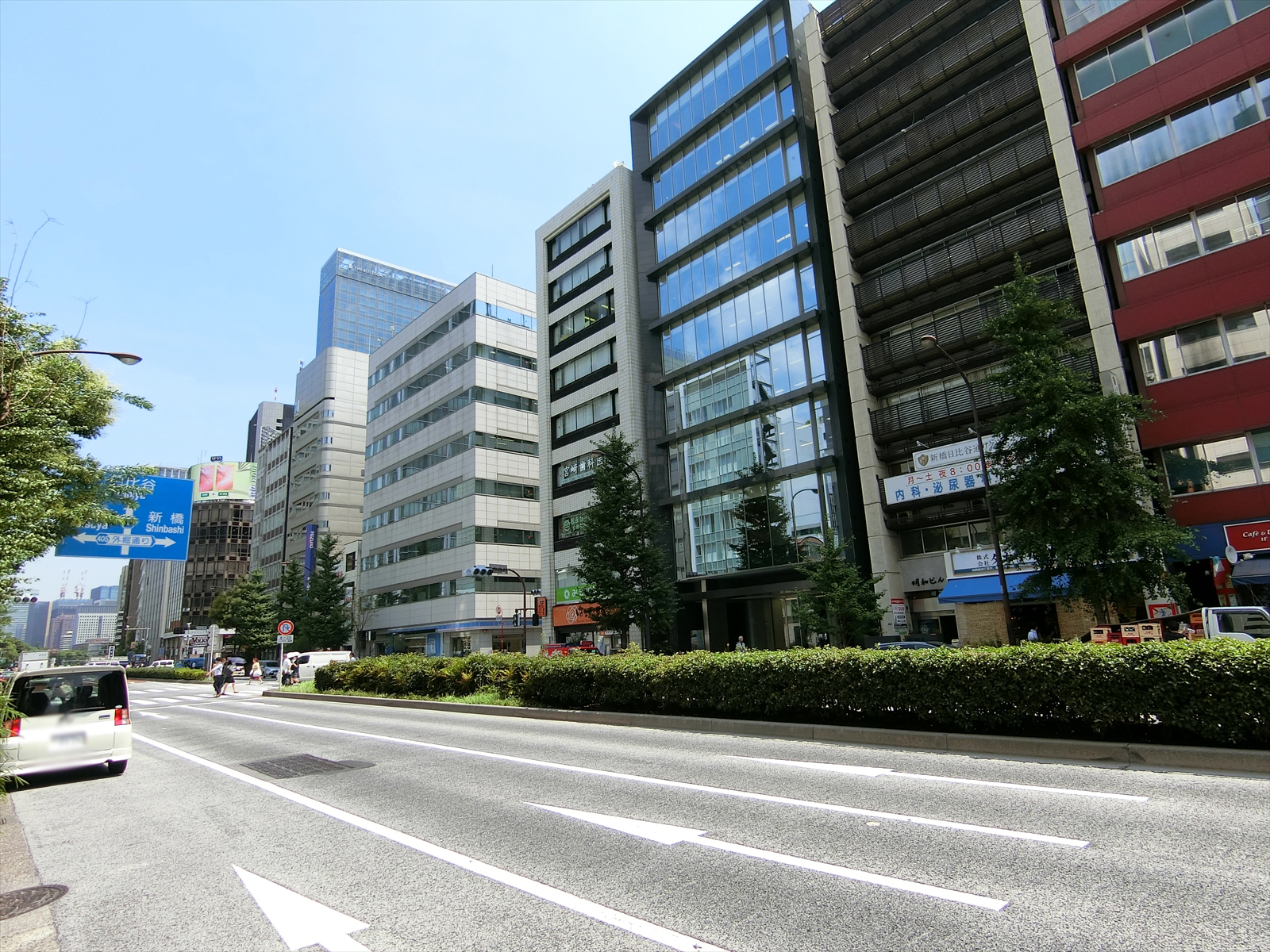 日比谷通り沿いに立地