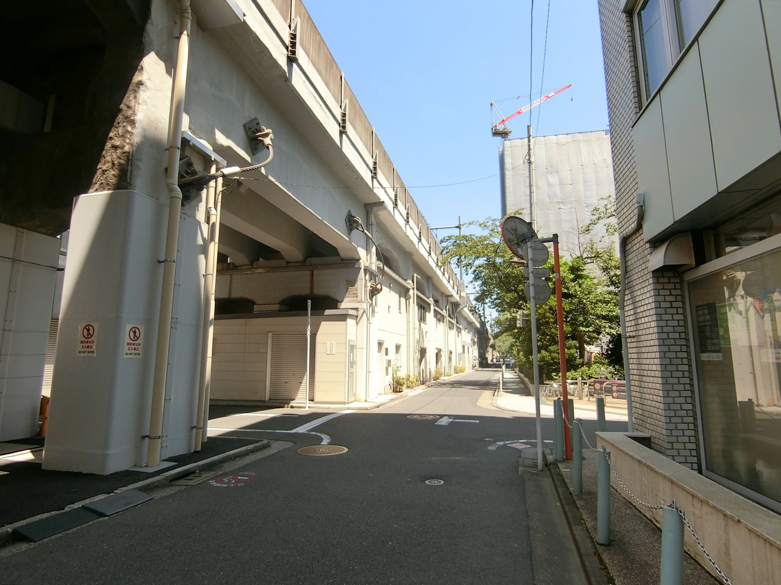 神田三共ビル前面の通り
