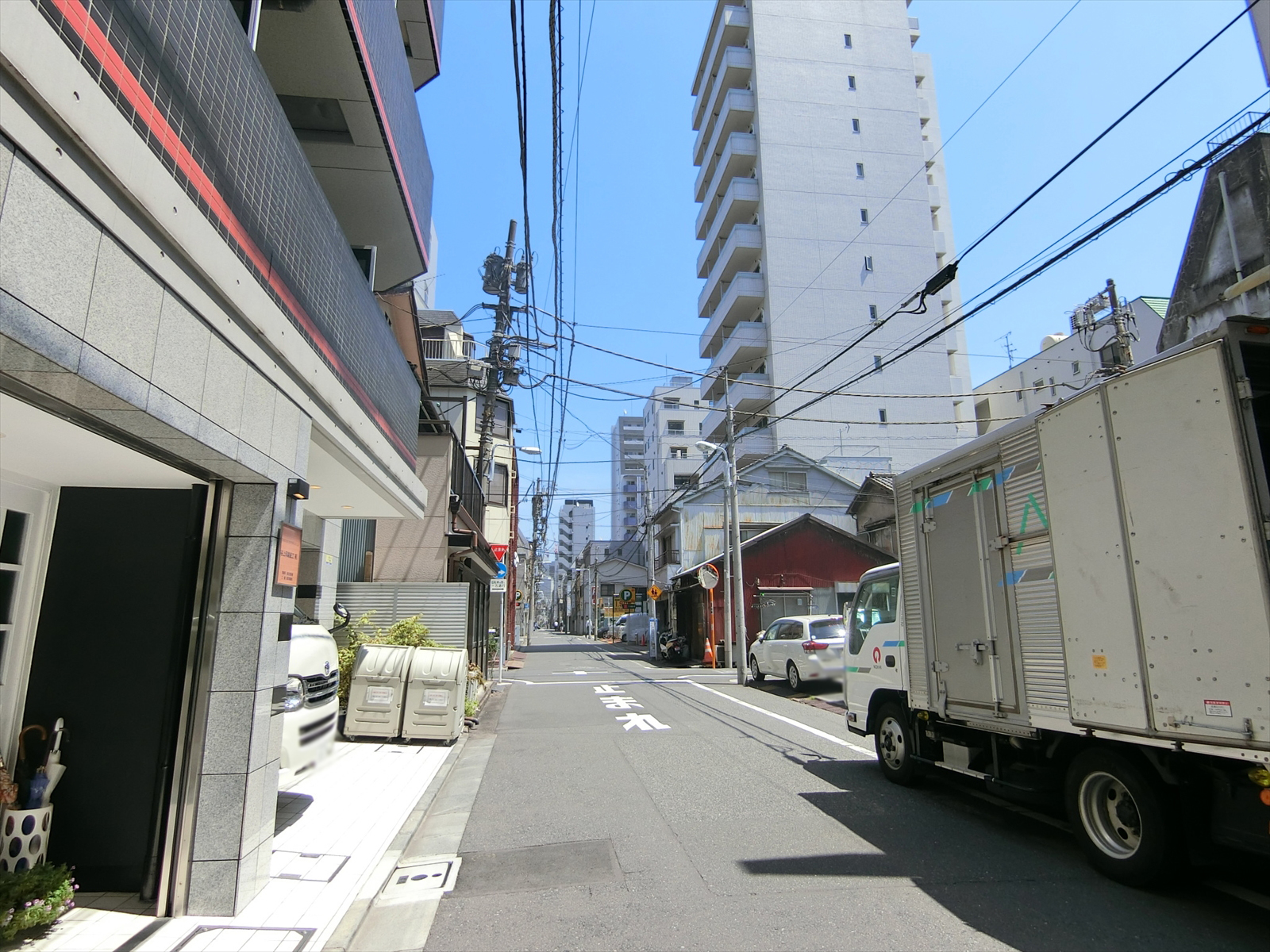 前田ビル前面の通り