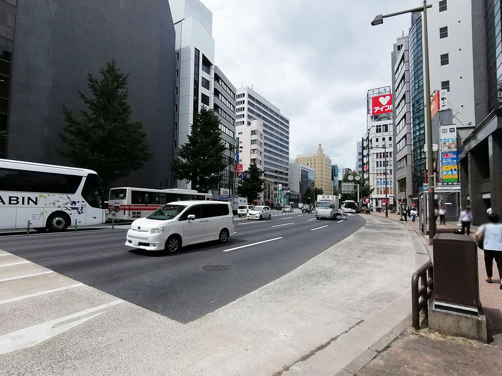 八木屋ビル前面の通り