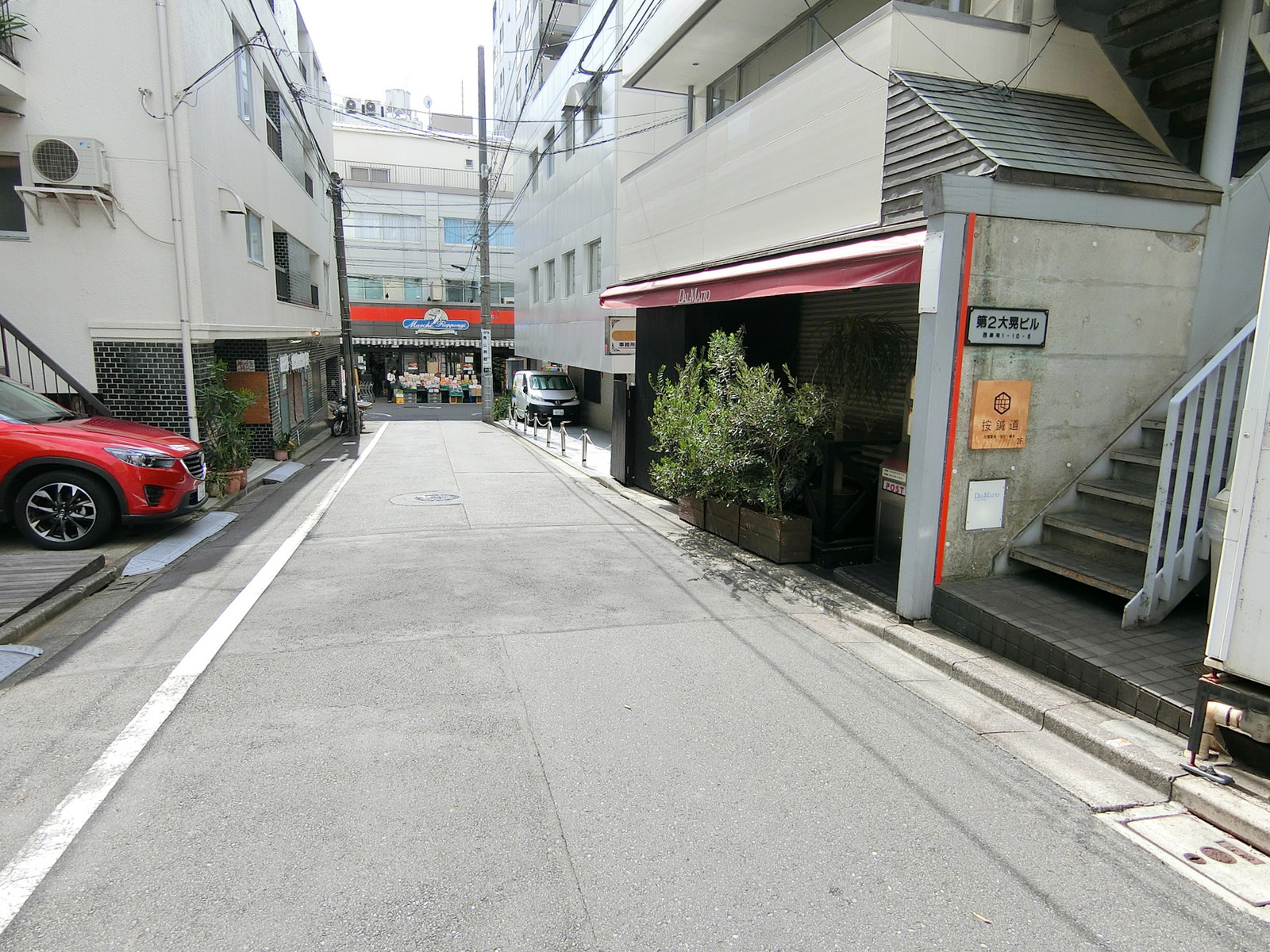 オフィスビル前面の通り