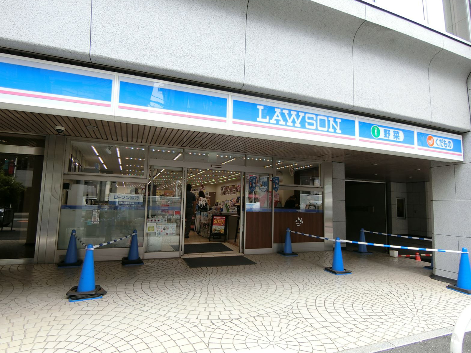 斜向かいのローソン