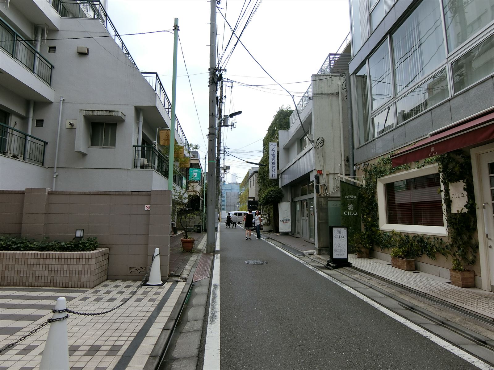MA FIVEビル前面の通り