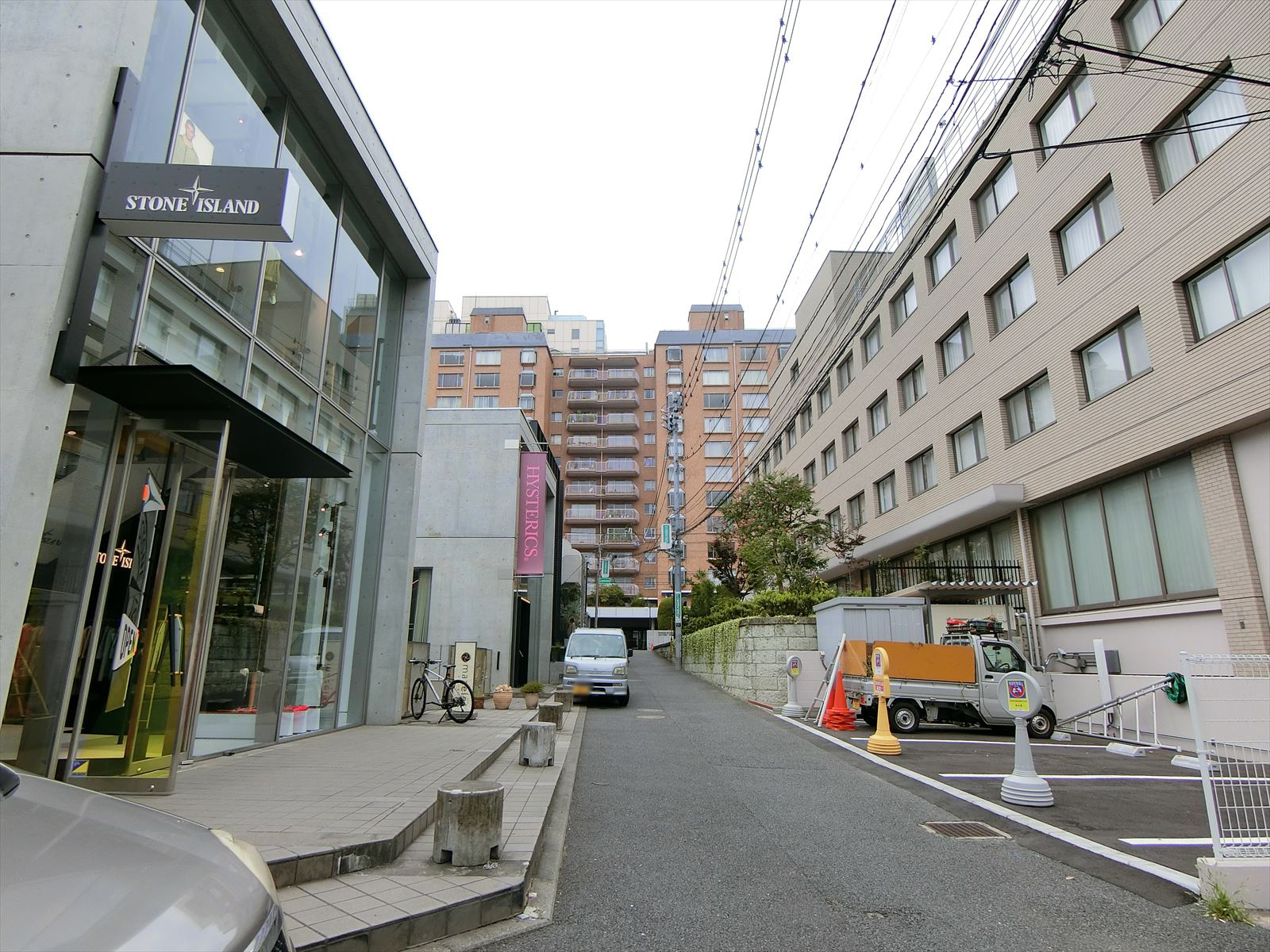 周辺は店舗の多いエリア