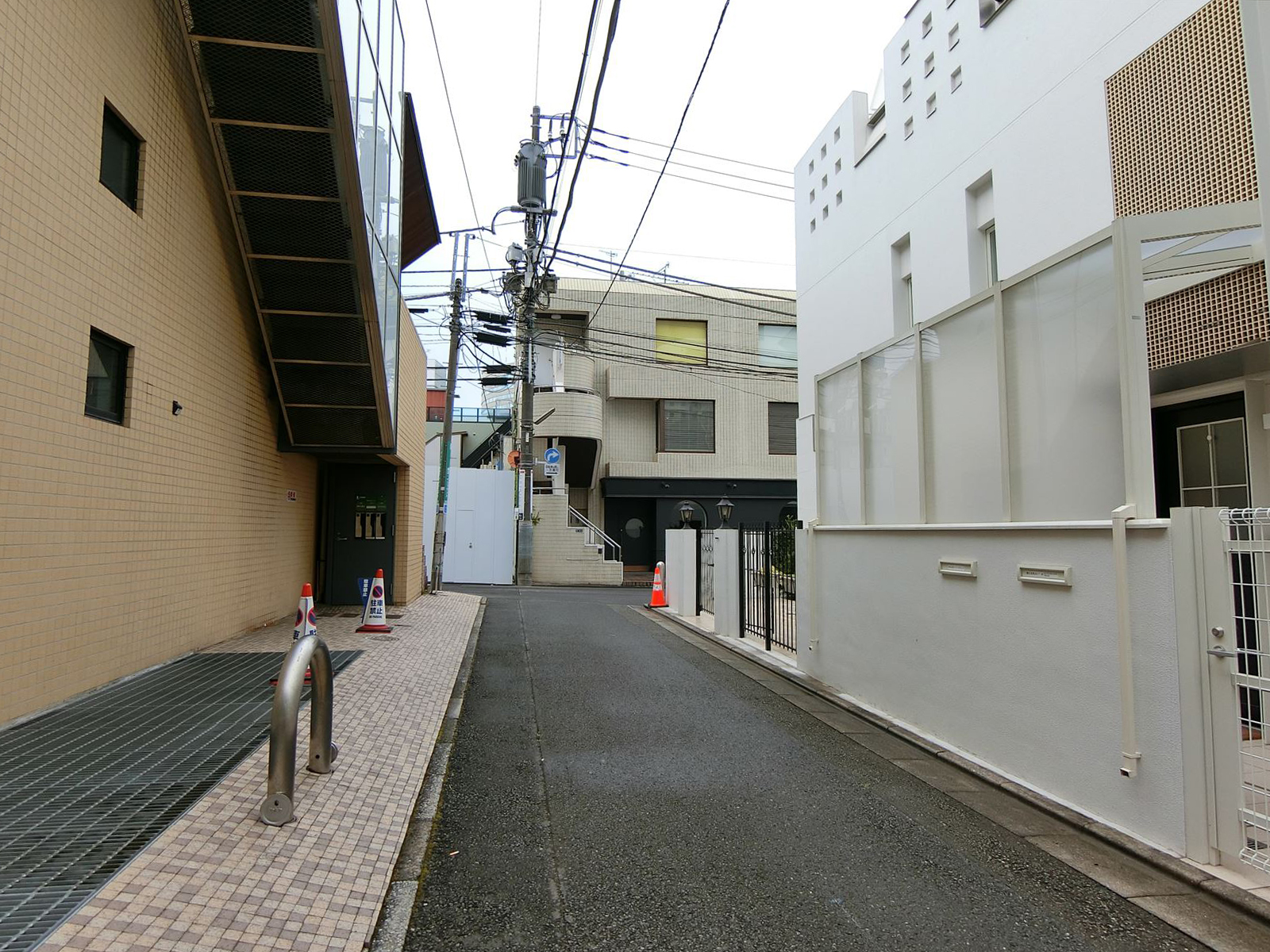 オフィスビル前面の通り
