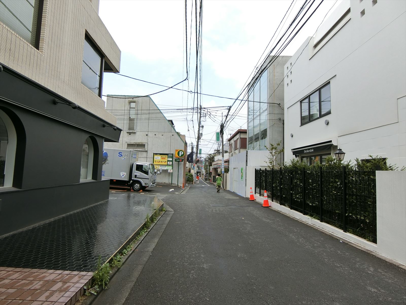 周辺は住宅街
