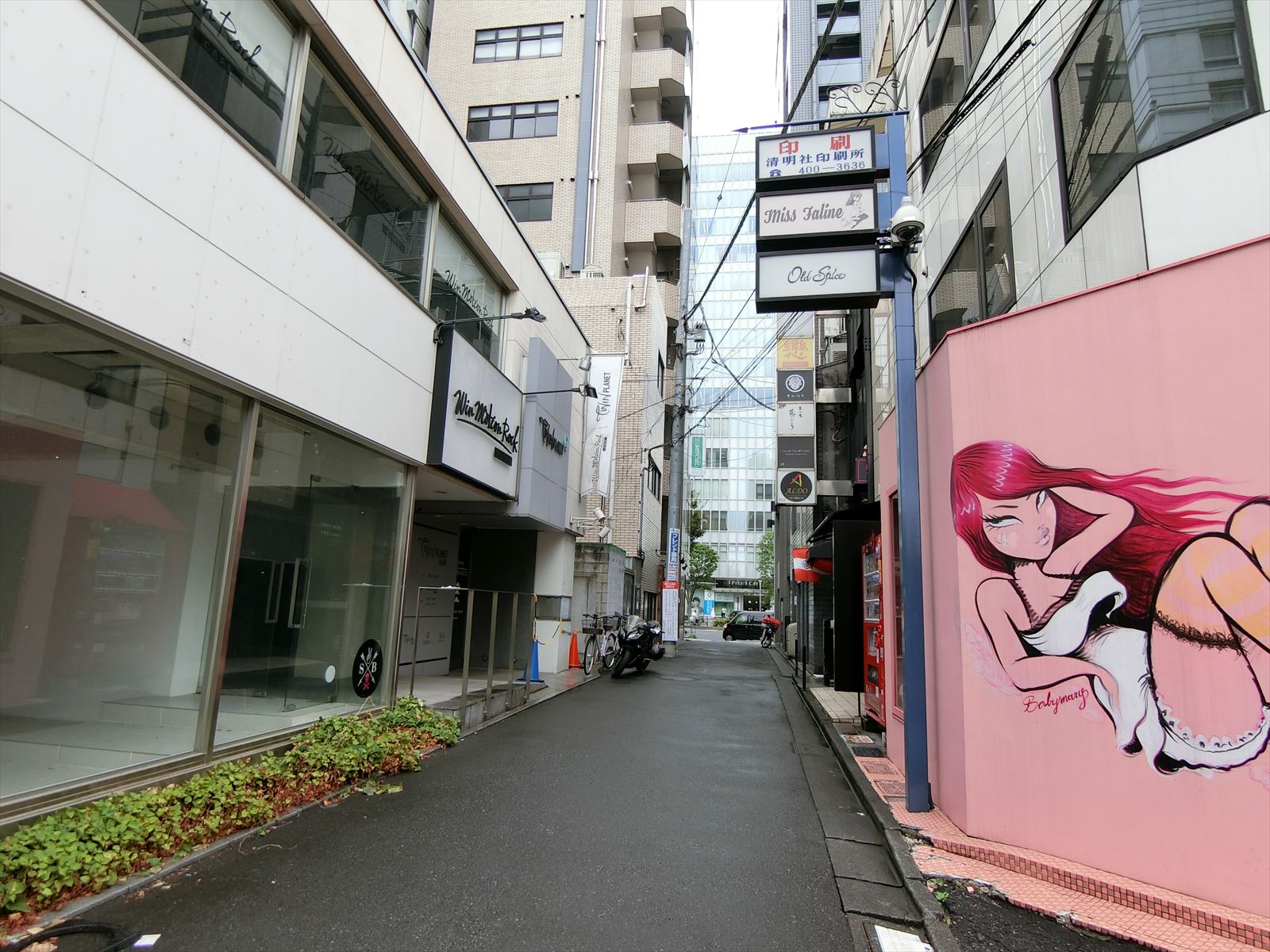 オフィスビル前面の通り
