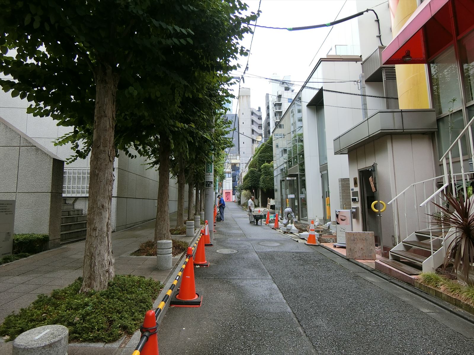 カオスビル前面の通り