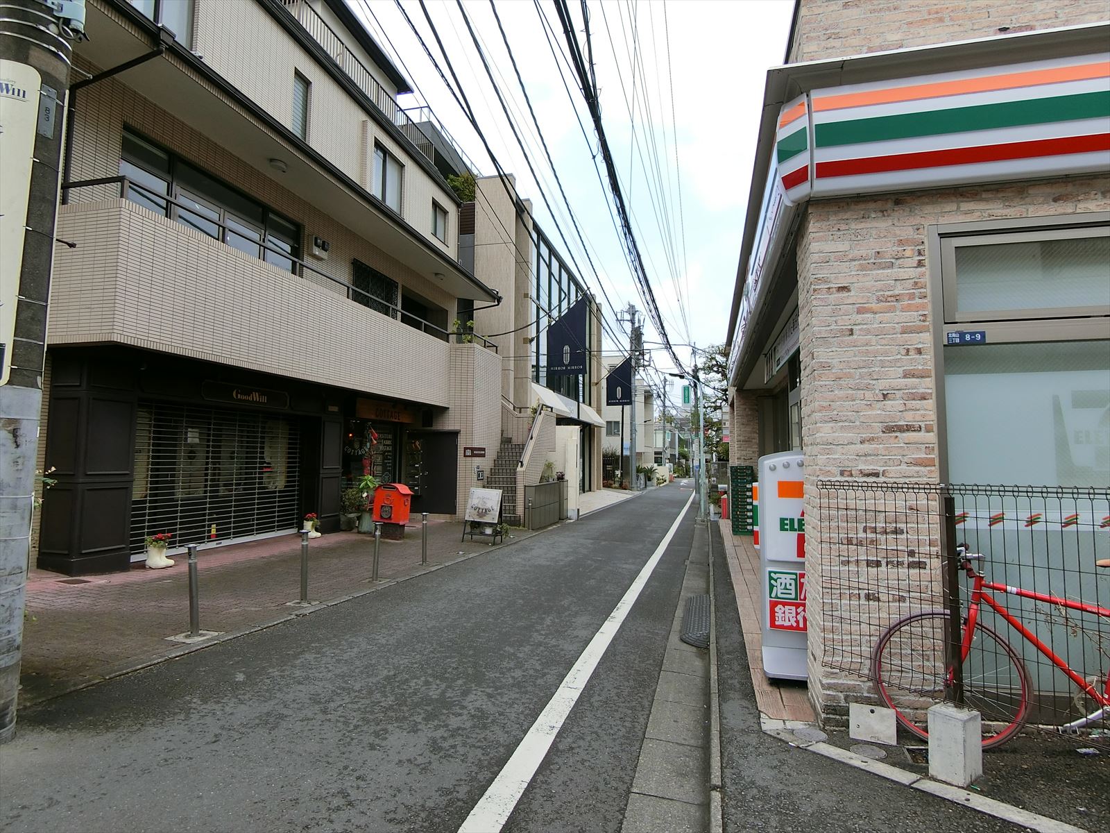 岡本ビル前面の通り