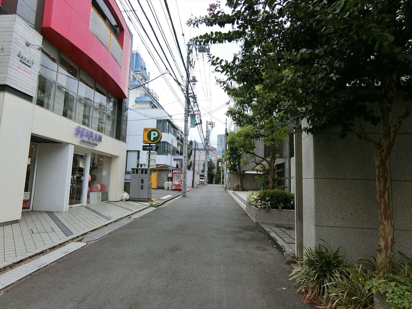 オラシオン青山ビル前面の通り