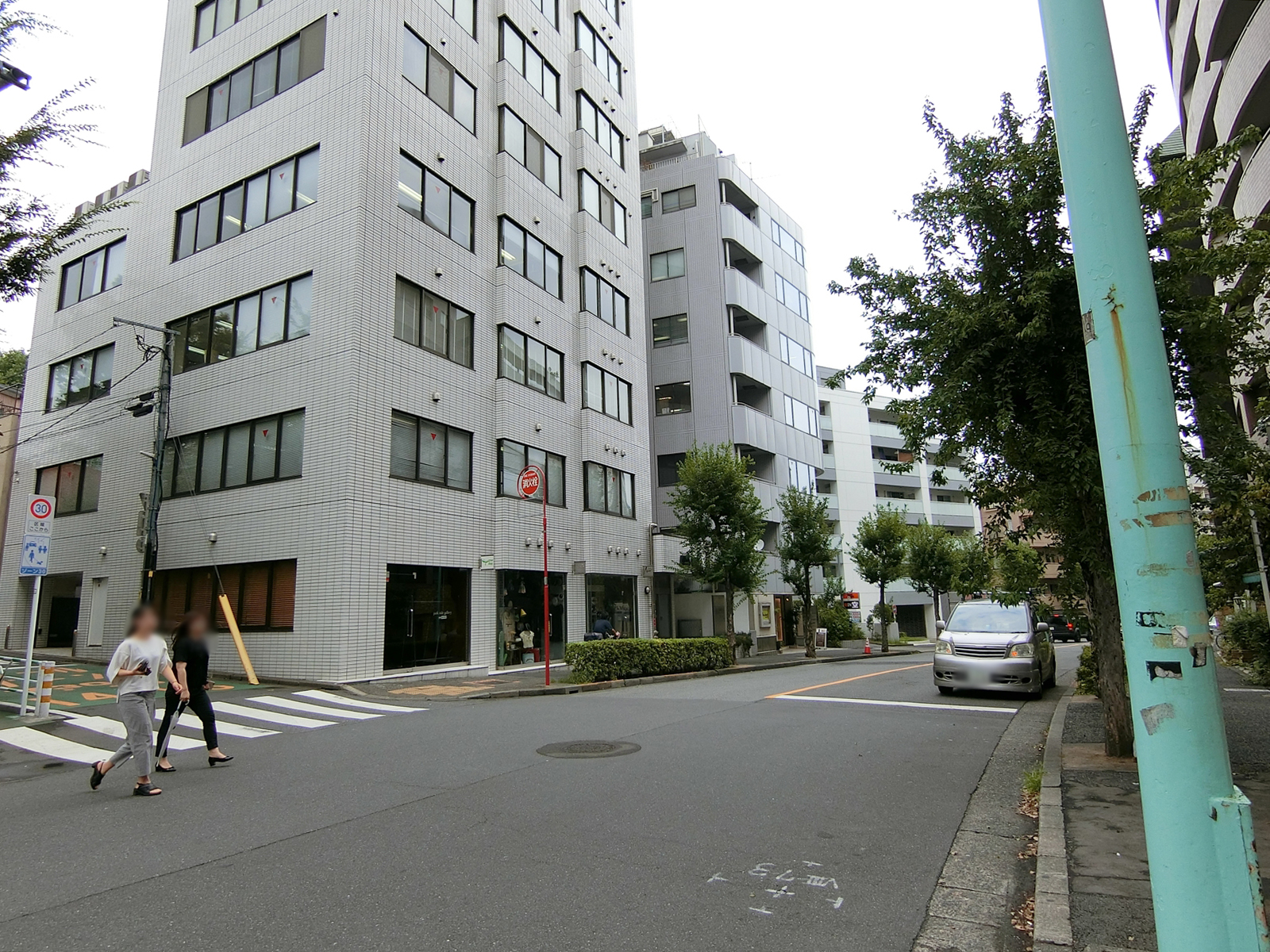Biosビル前面の通り