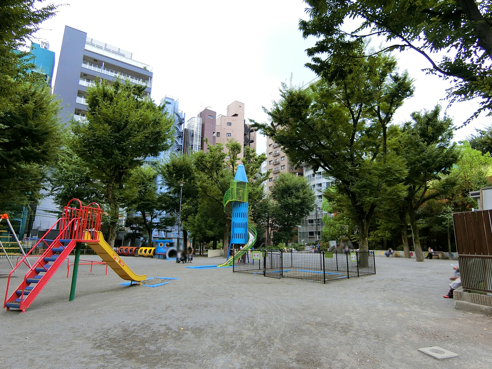 ビル前の恵比寿公園