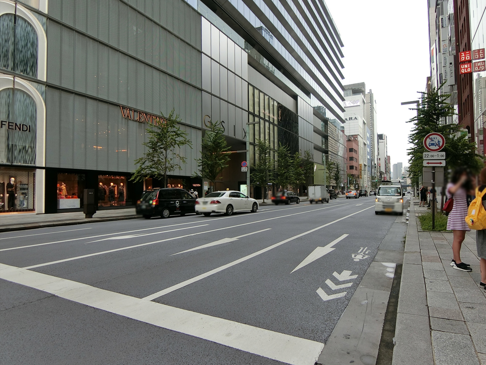 銀座AKビル前面の中央通り