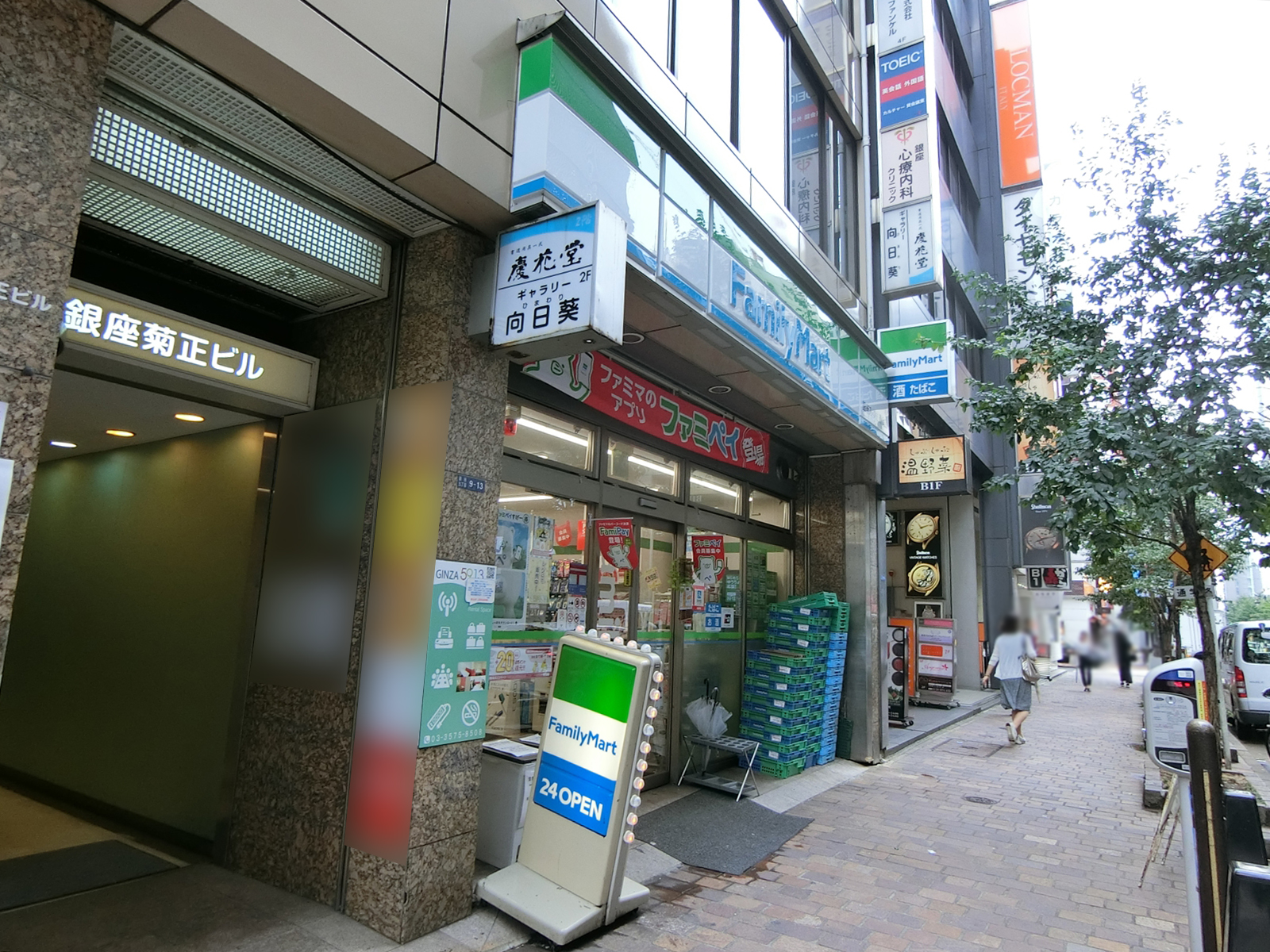 徒歩2分のファミリーマート