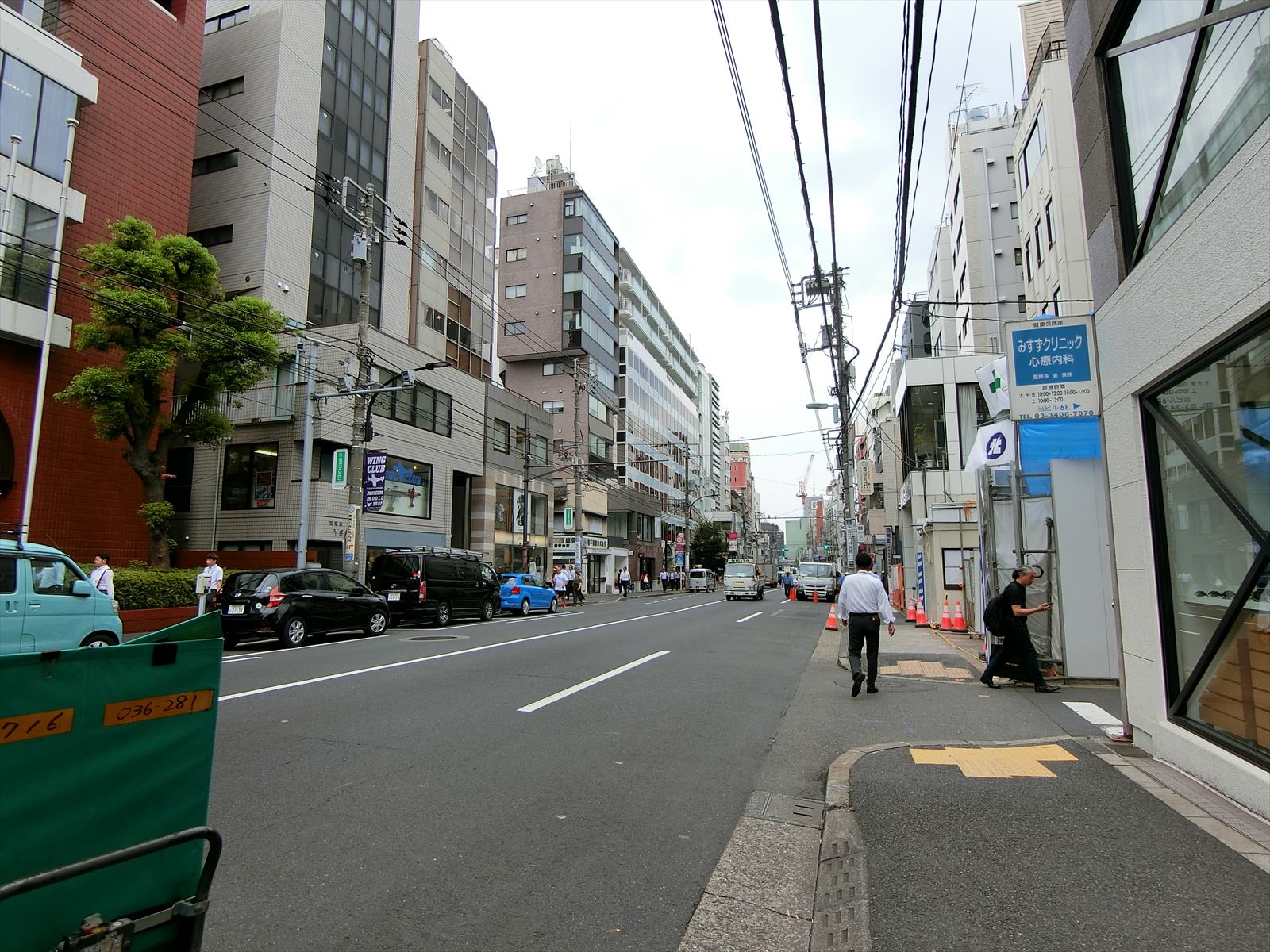 A-FLAG骨董通りビル前面の通り
