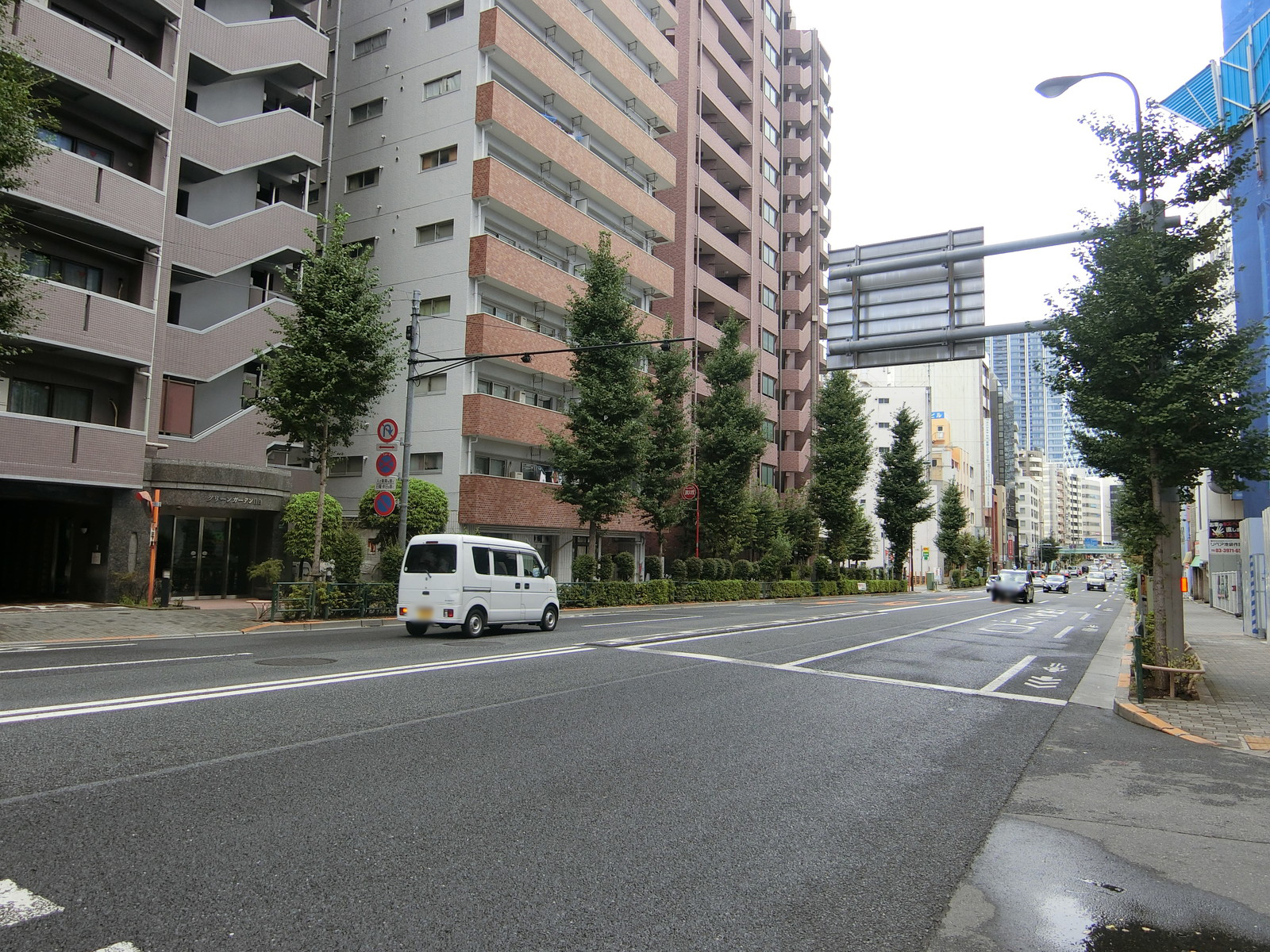第2平ビル前面の通り