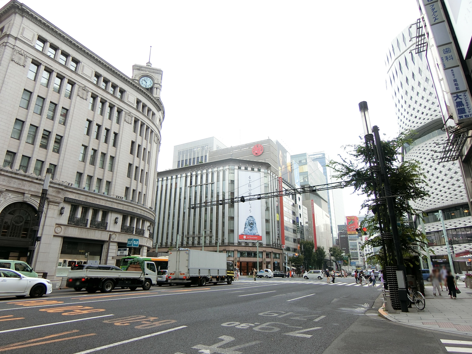付近には大型の商業施設が多数