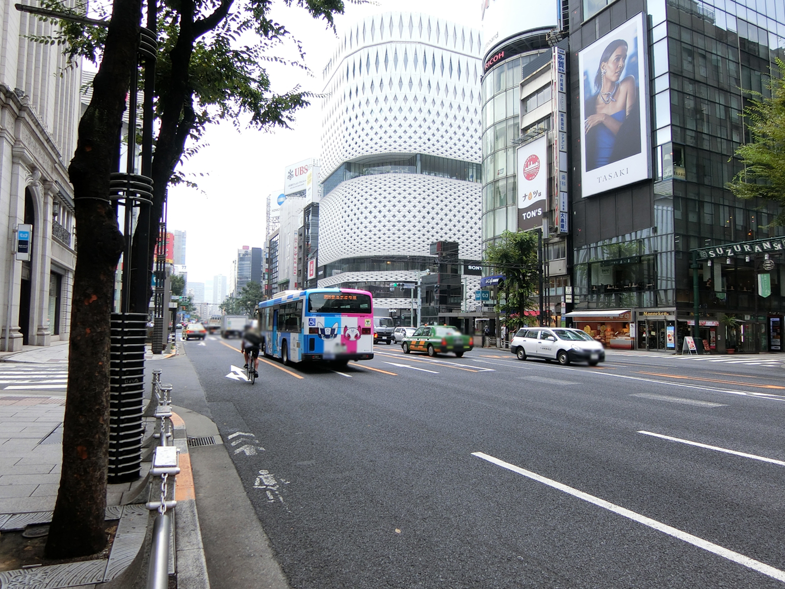 銀座七宝ビル前面の晴海通り