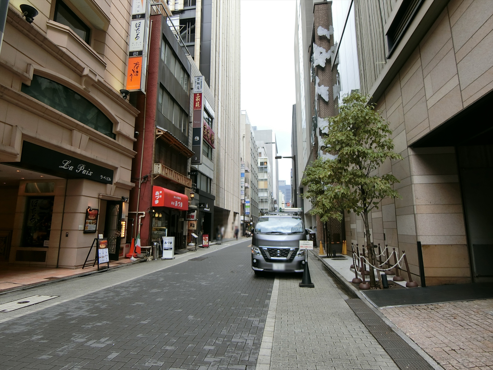 第三岩月ビル前面の通り