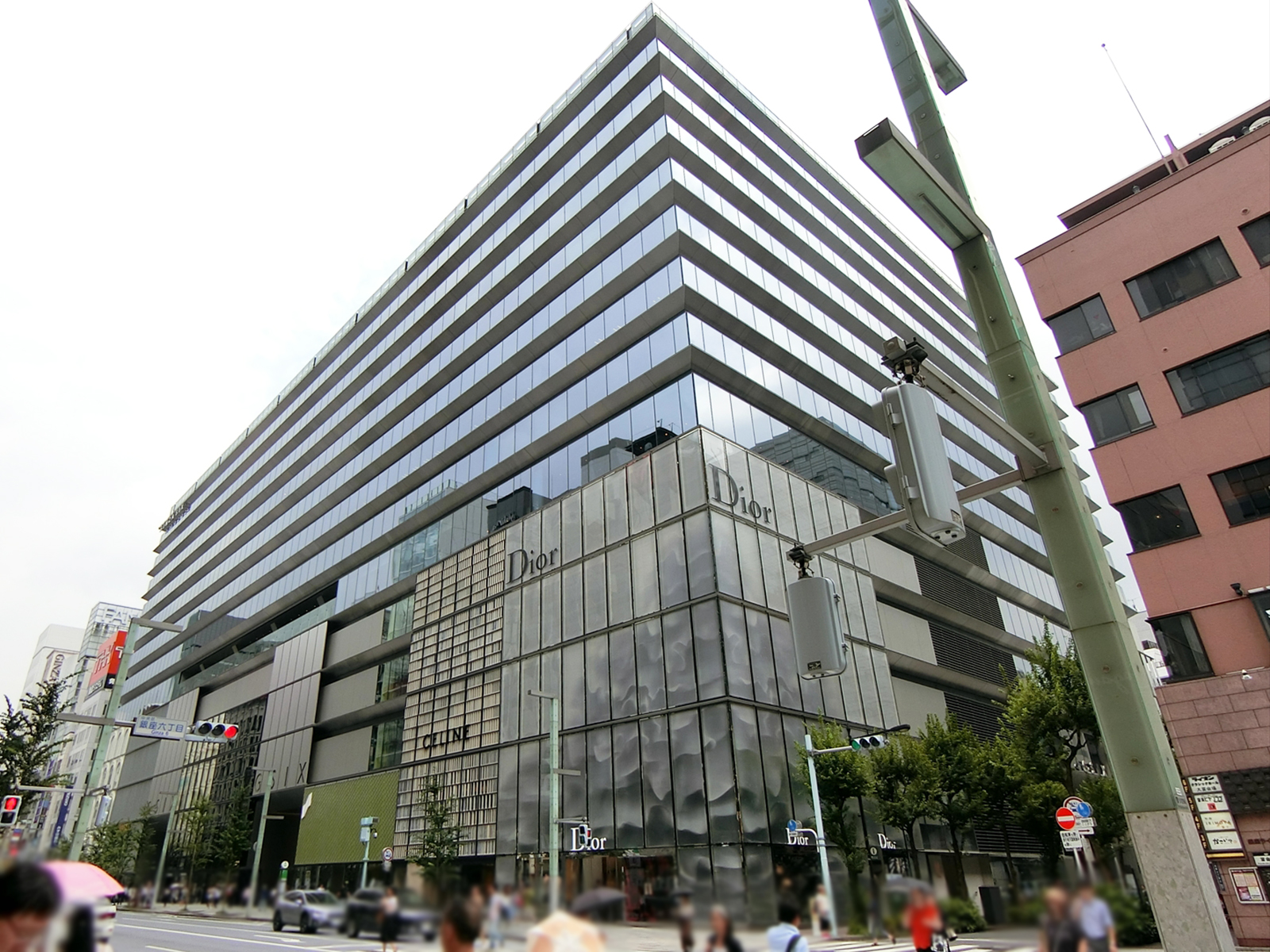 付近には大型の商業施設が多数
